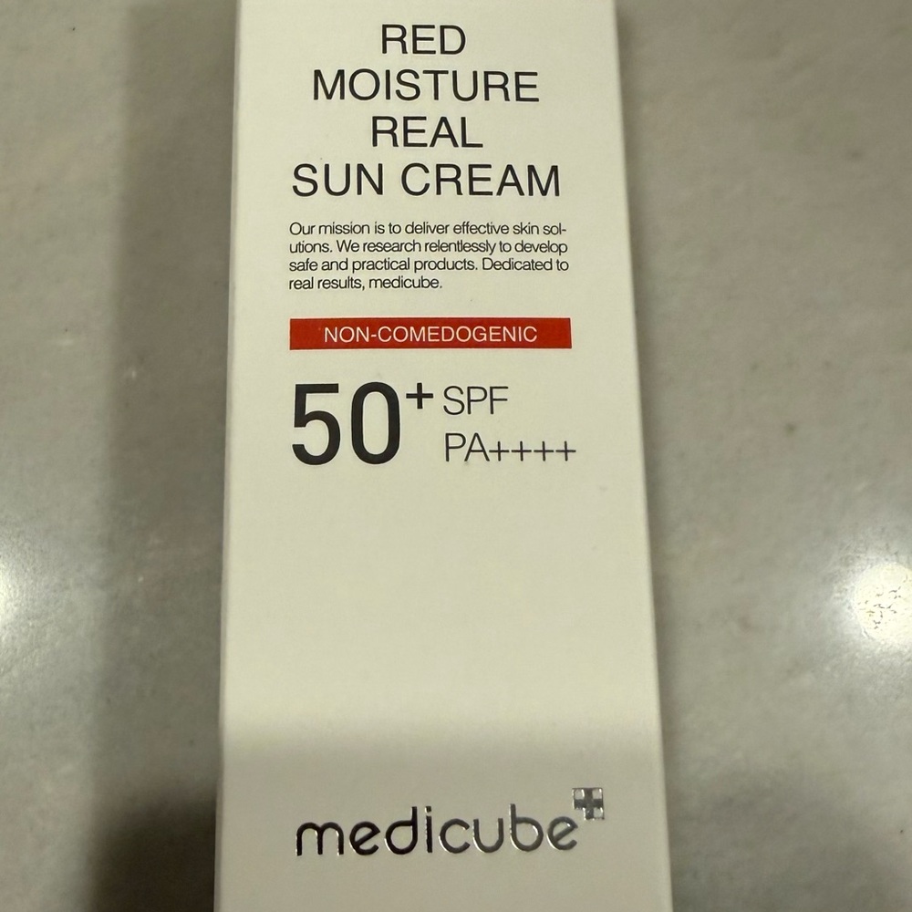 Red Moisture Real Sun Cream - White